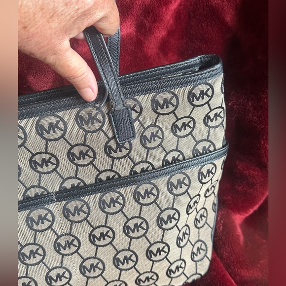 Michael Kors monogram shoulder bag - Picture 7 of 7